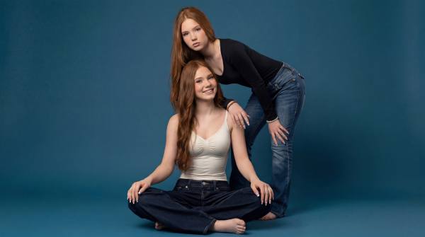 Emilia und Letizia Macula Wallpaper – KI-generiertes Hintergrundbild · Twins on Ice