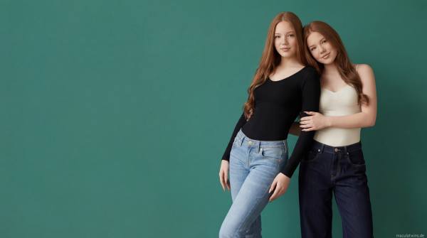Emilia und Letizia Macula Wallpaper – KI-generiertes Hintergrundbild · Twins on Ice