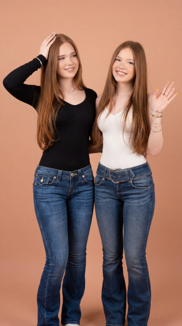 Letizia and Emilia macula standing in front of a red-orange Background